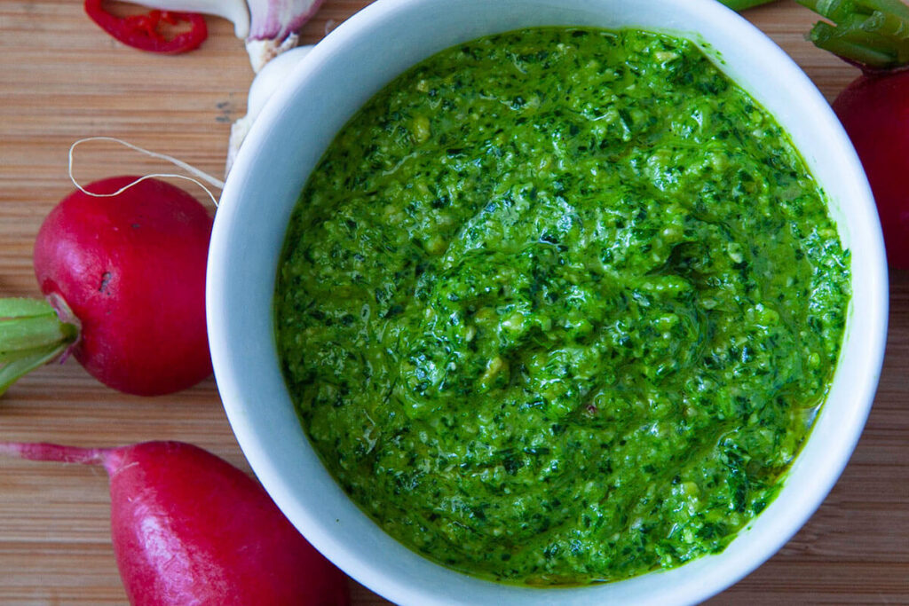 pesto z liści rzodkiewki
