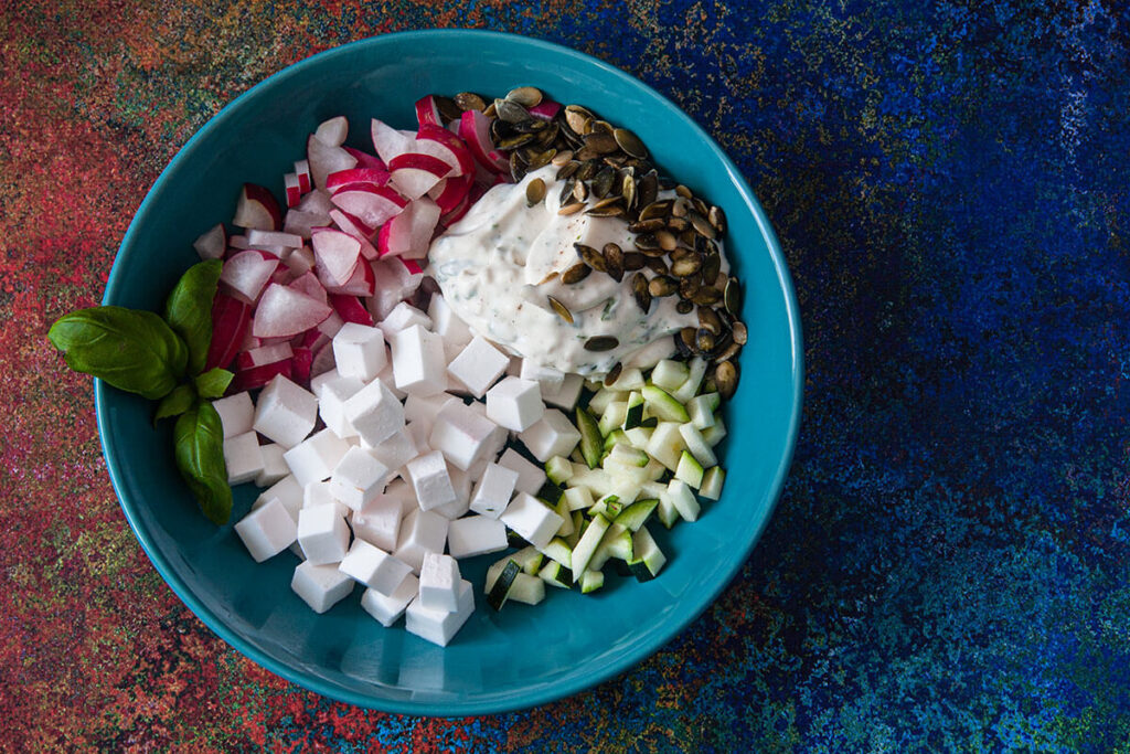 wiosenna sałatka z wegańską fetą