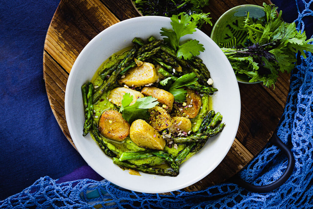 wędzone kluski w sosie szparagowym