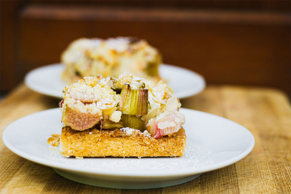 rabarbar na kruchym cieście