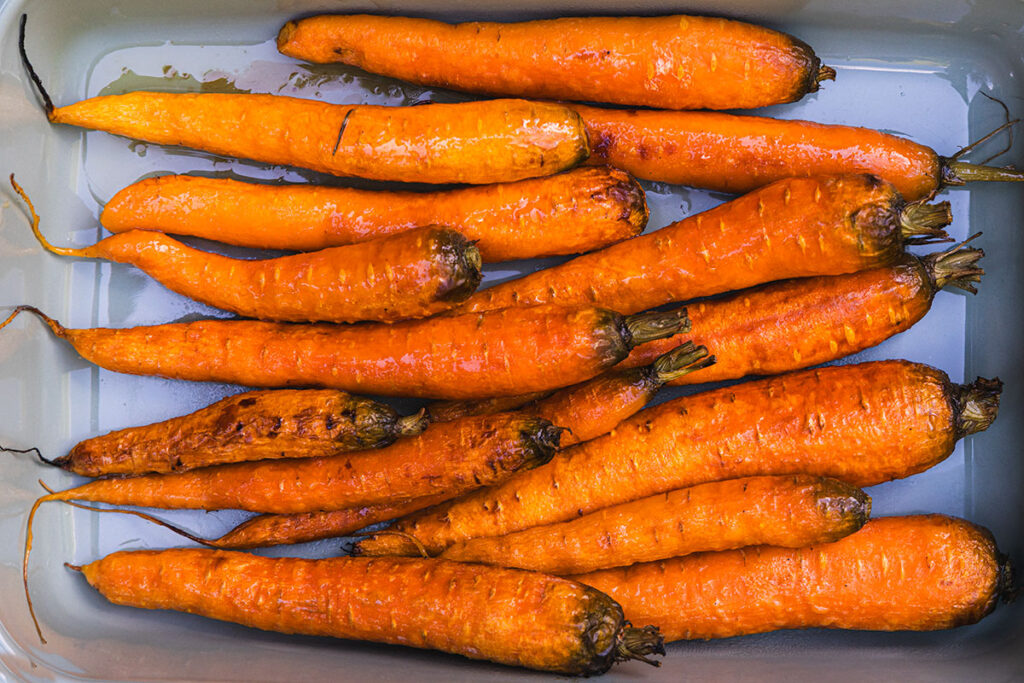 młode pieczone marchewki